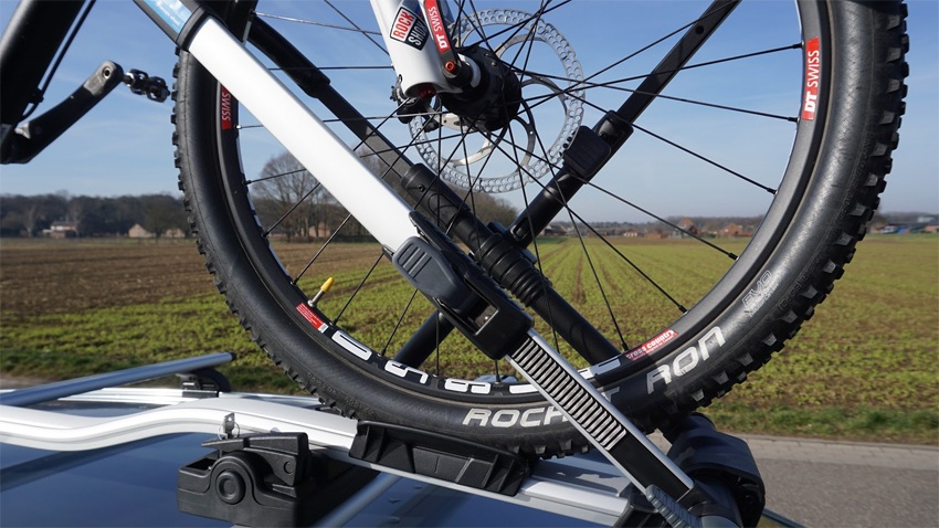 Fiets vastzetten op Thule Upride fietsdrager review