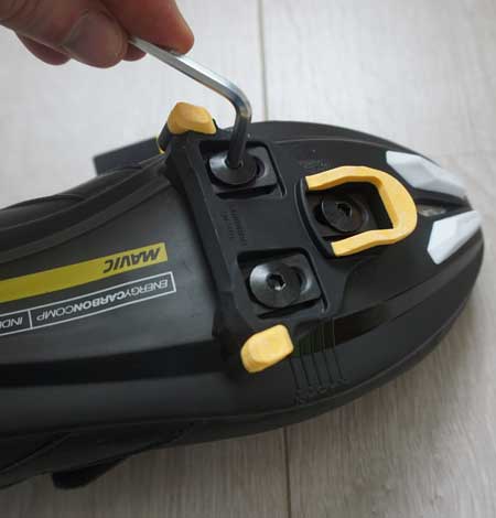 De plaatjes bevestigen op de schien