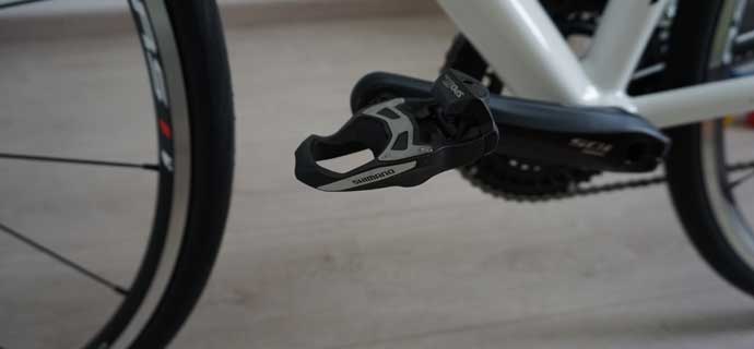 De klikpedalen gemonteerd op de fiets